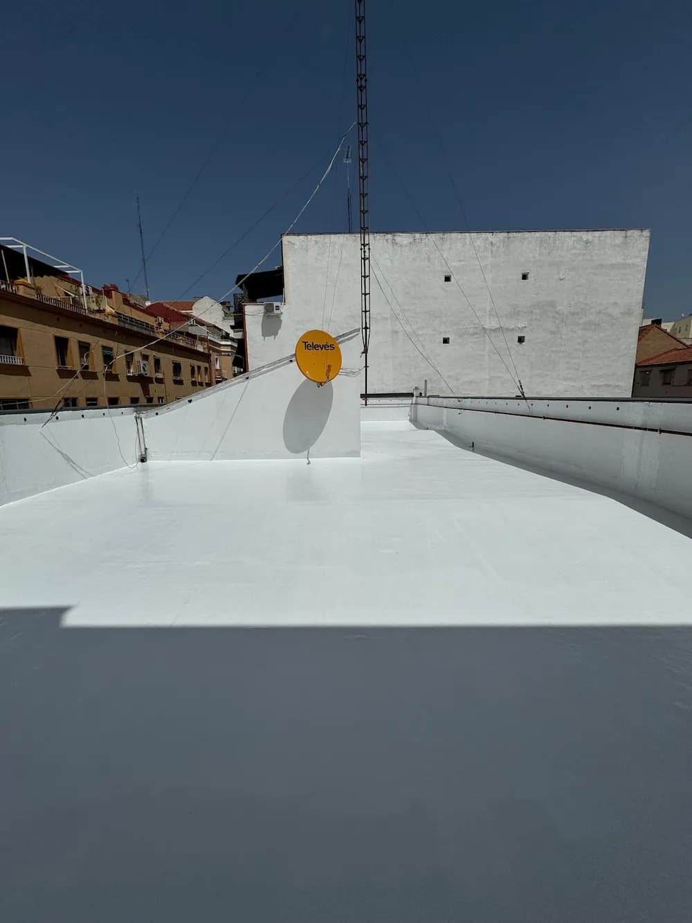 Cubierta plana con la membrana terminada en blanco