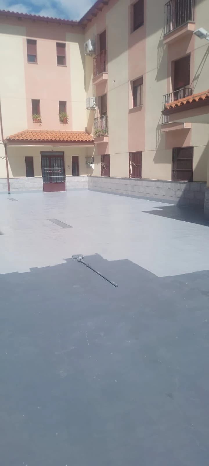Patio con el suelo impermeabilizado en gris