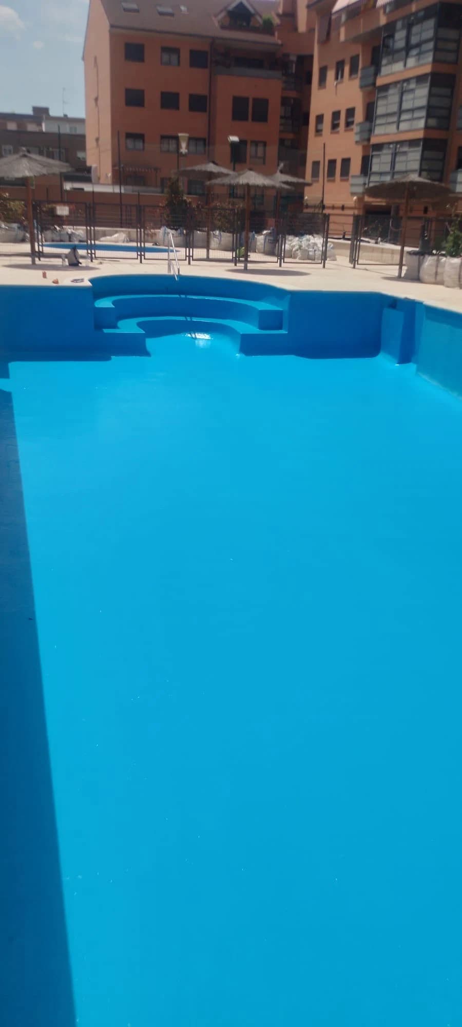 Piscina con el vaso impermeabilizado en azul