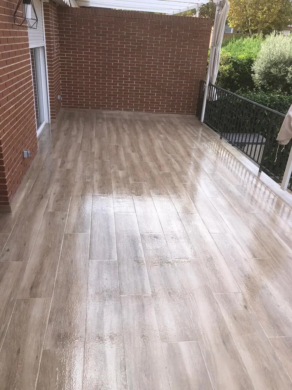 Terraza terminada con suelo imitación madera