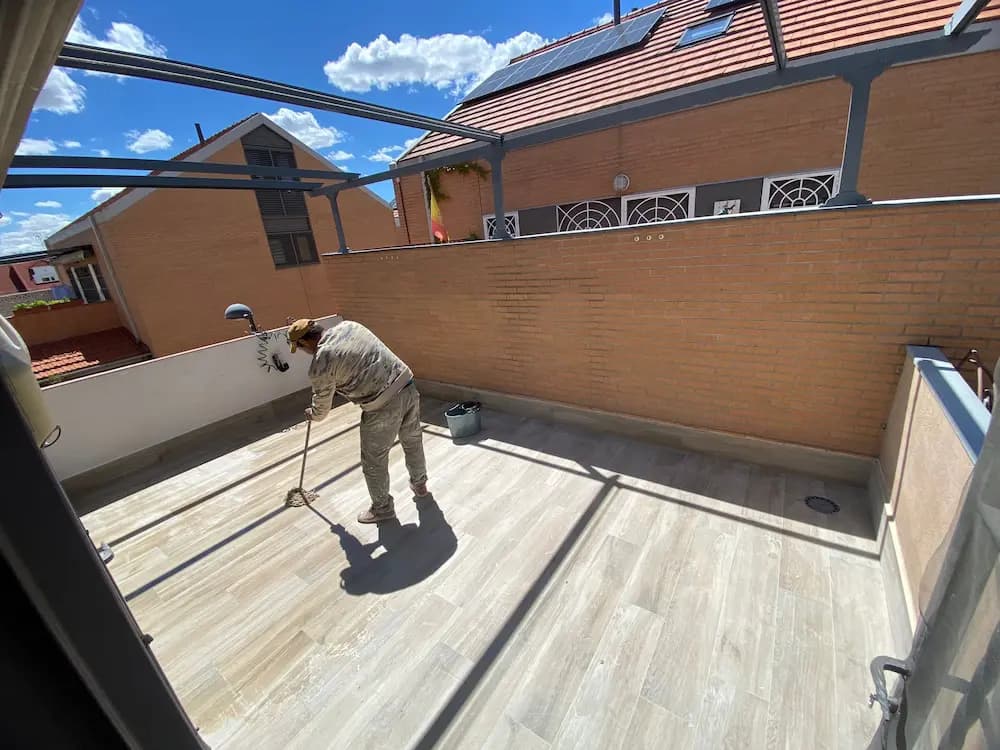 Operario aplicando el acabado en una terraza