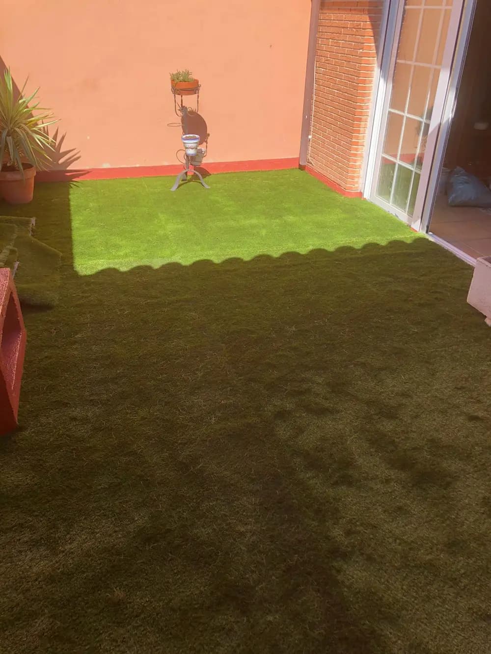 Patio con césped artificial