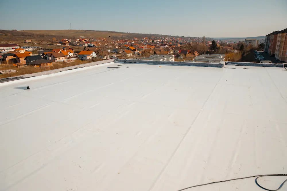 Pintura impermeabilizante reflectante: cómo crear una cubierta fría y reducir el calor