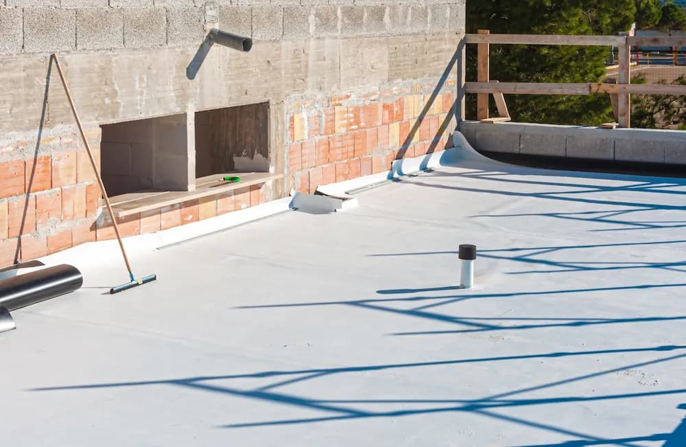 Impermeabilizar un balcón o voladizo: soluciones para el canto de forjado y evitar filtraciones